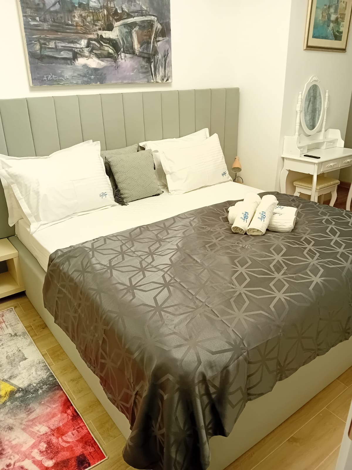 Apartamentul nostru modern, primitor și curat