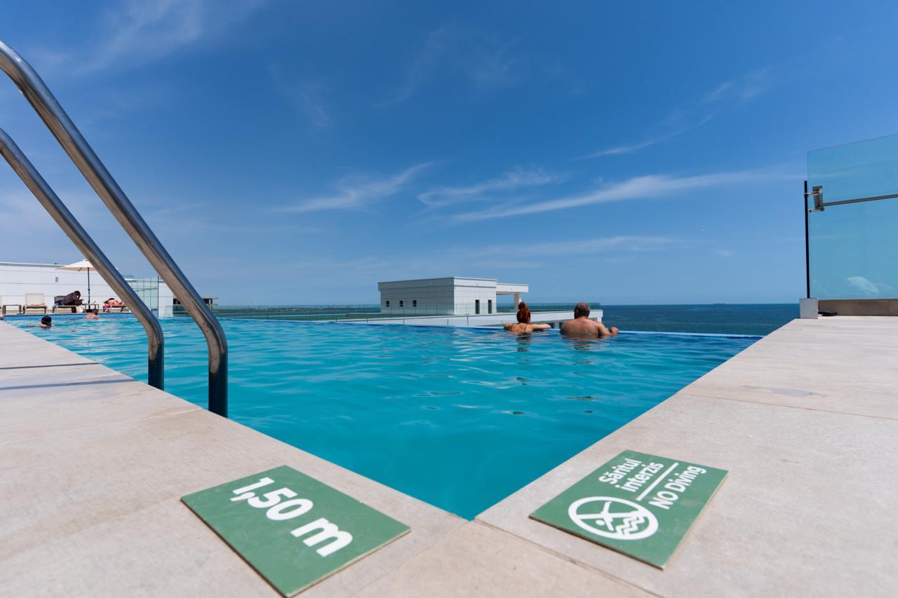 Piscina infinity și priveliștea noastră către Marea Neagră