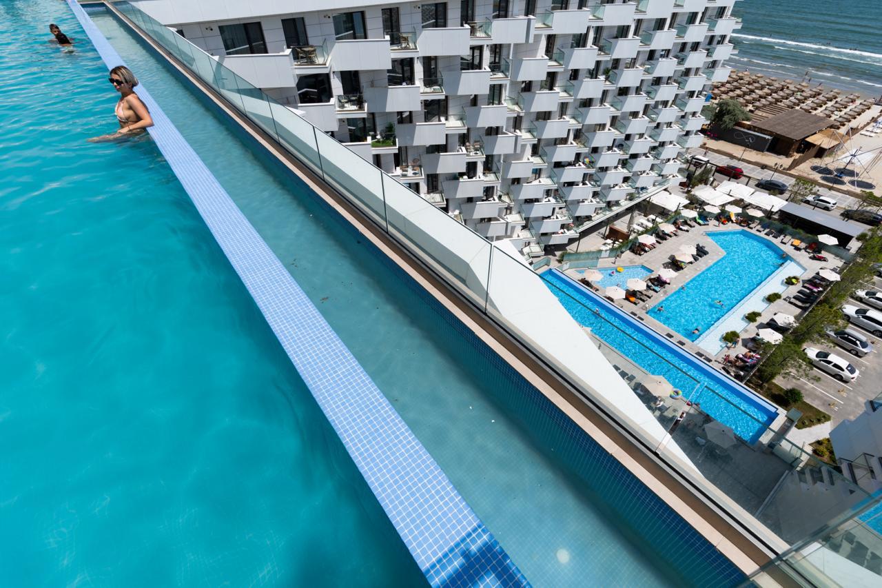 Piscina infinity și priveliștea noastră către Marea Neagră